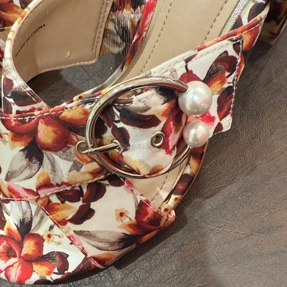 White House Black Market Floral with Pearl Accent - Picture 5 of 6